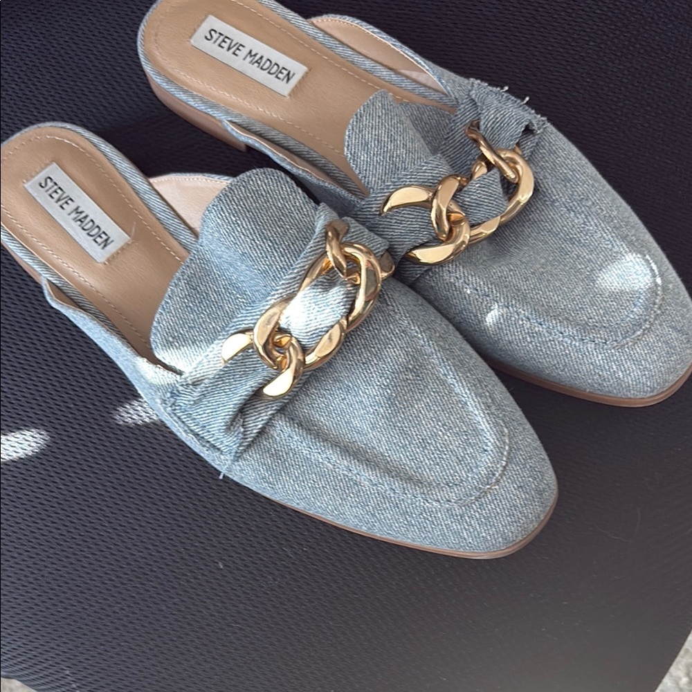 Steve Madden Blue Flats with Sleek Design